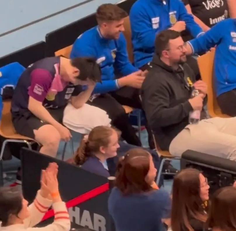 笑不活了！樊振东两度被逆转翻车，队友拿他头像模仿，小胖笑疯